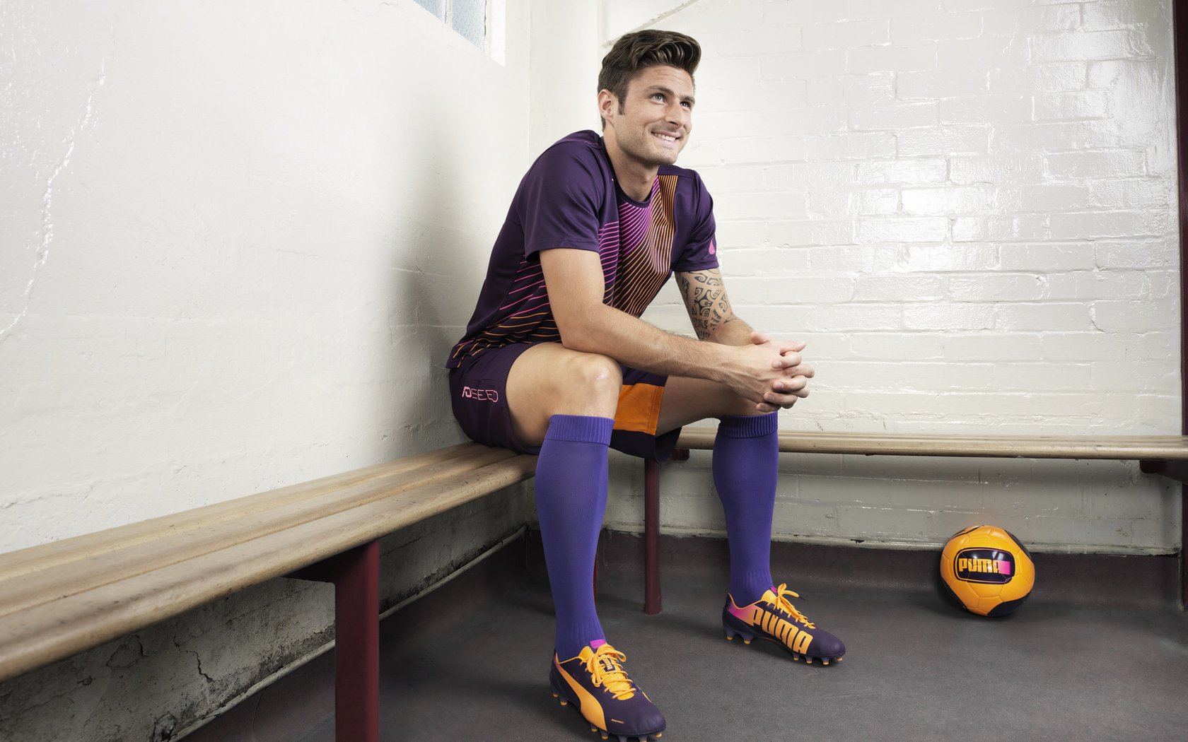 冠军球队基地开放日吸引大批粉丝参观,冠军足球场